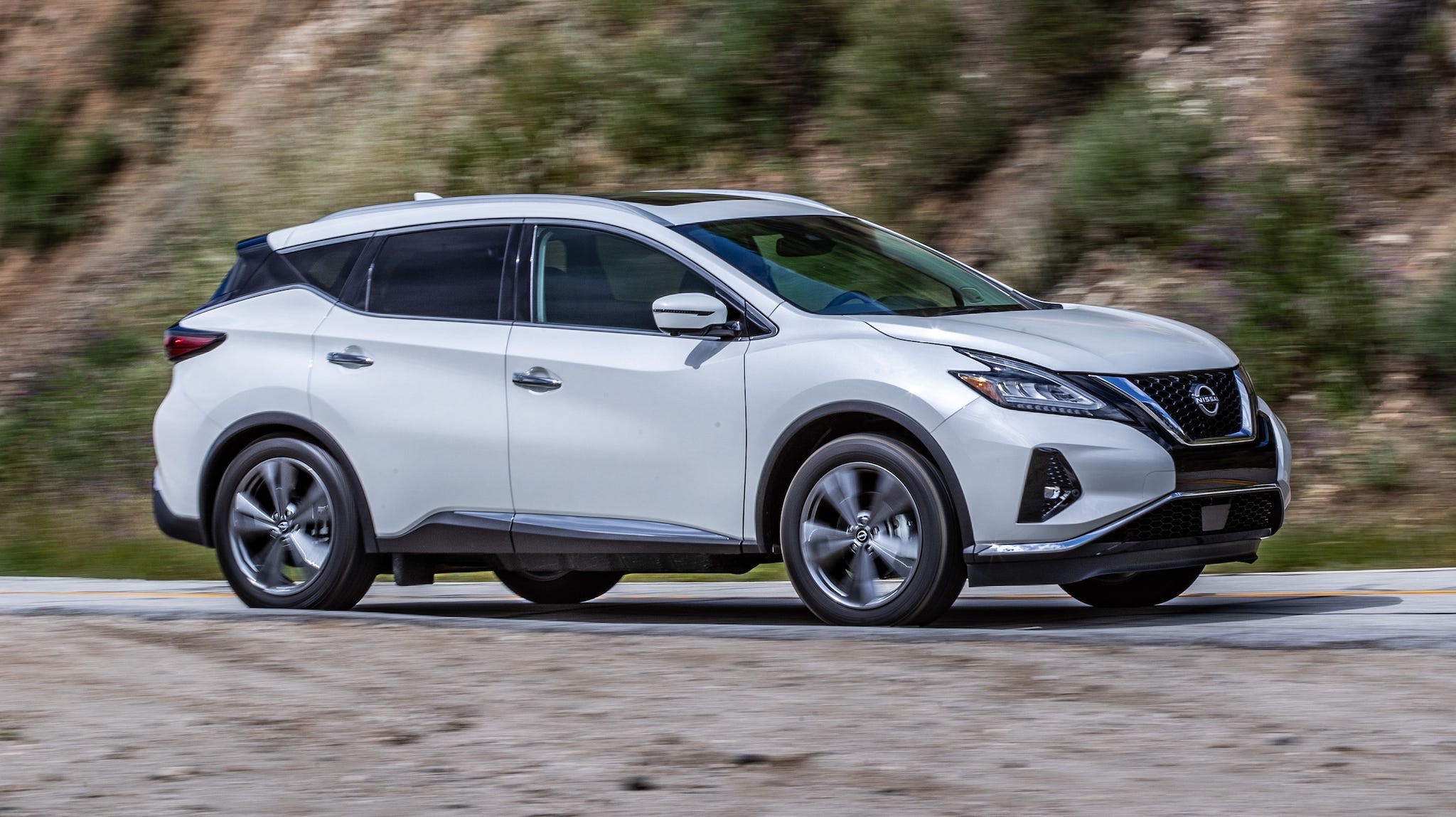 vue latérale avant d'un Nissan Murano 2024 sur une route de campagne
