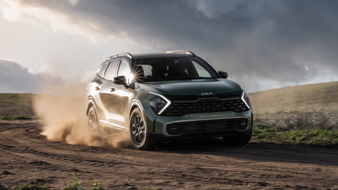 vue latérale avant d'un Kia Sportage 2024 dans le désert