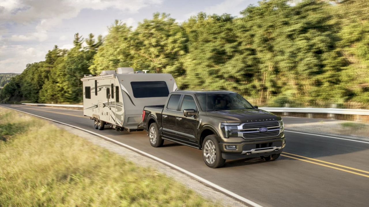Ford F-150 2025 remorquant une roulotte