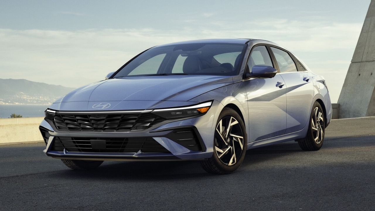 vue latérale avant d'un Hyundai Elantra 2024